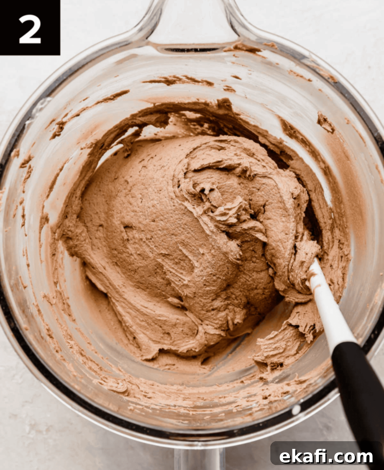 Κρέμα Νουτέλας 5 Βουτυρόκρεμα Nutella σε ένα γυάλινο μπολ ανάμειξης σε ανοιχτό γκρι φόντο.