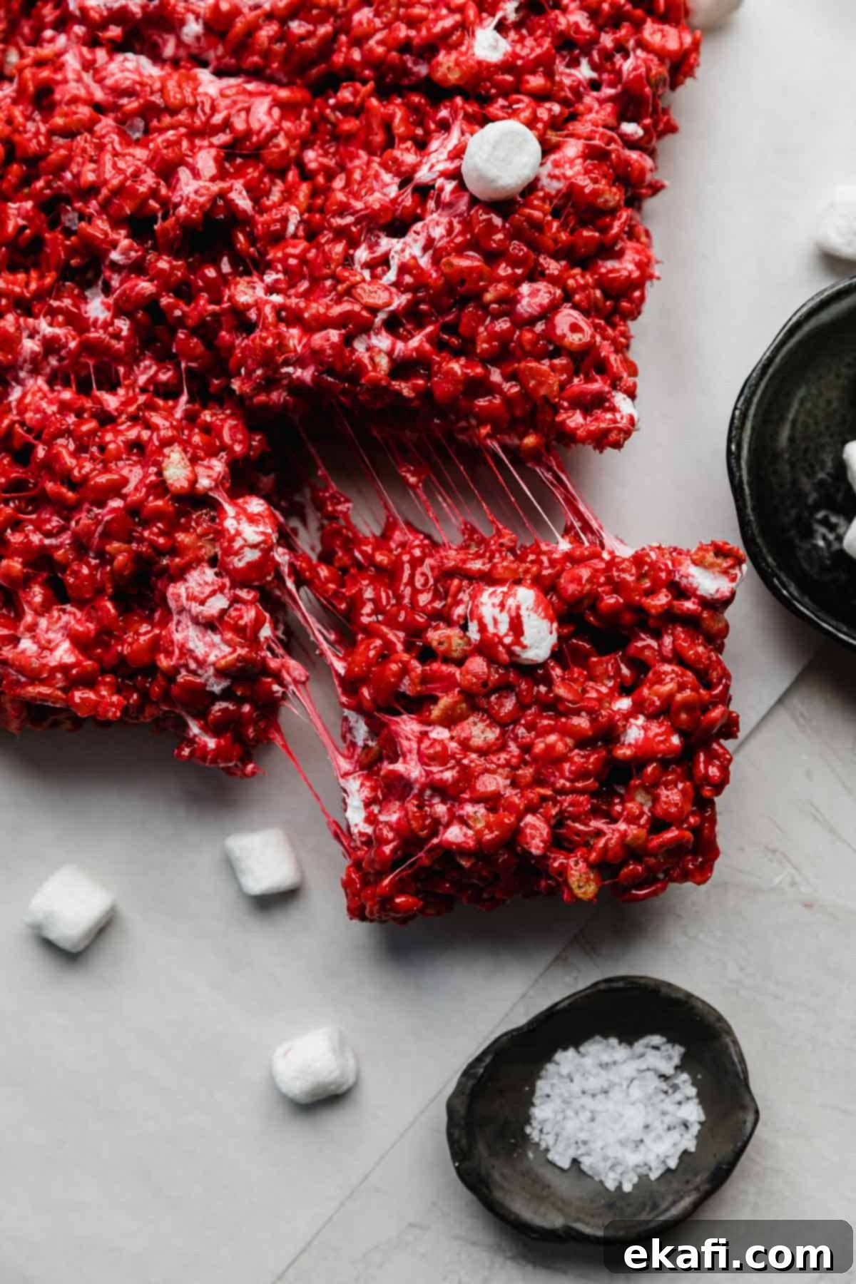 Τραγανά Ρυζάκια Κόκκινο Βελούδο 6 Ένα Red Velvet Rice Krispie κέρασμα σε ανοιχτό γκρι φόντο.