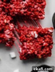 Τραγανά Ρυζάκια Κόκκινο Βελούδο 8 Ένα Red Velvet Rice Krispie κέρασμα σε ανοιχτό γκρι φόντο.