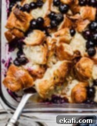 Ψητό Πρωινό με Κρουασάν και Μύρτιλα 9 Πρωινό bake με κρουασάν και μύρτιλα σε γυάλινο ταψί σε λευκή επιφάνεια, φωτογραφία από πάνω.