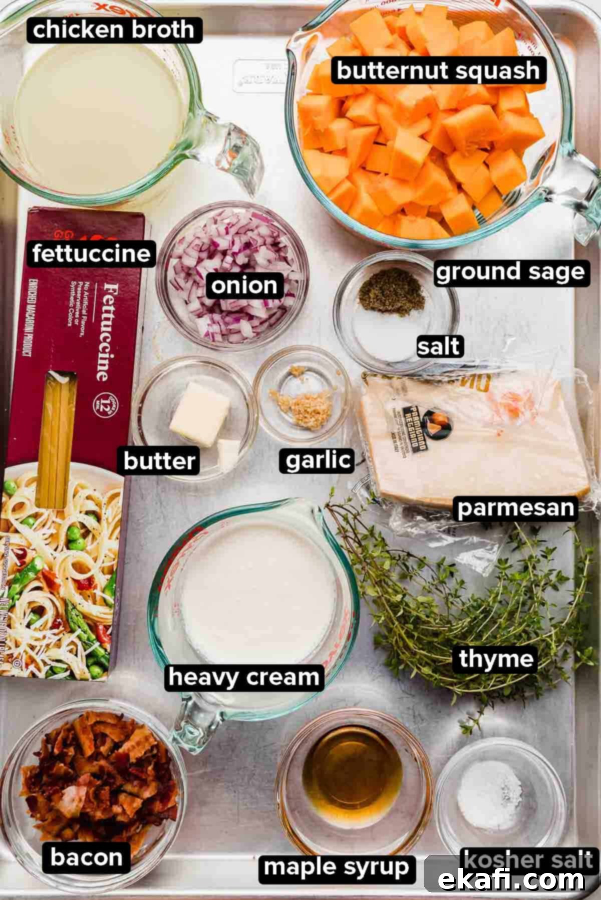 Αλφρέντο Γλυκοκολοκύθας 3 Συστατικά Butternut Squash Alfredo σε γυάλινα μπολ σε ασημένιο ταψί.