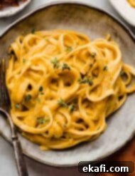 Αλφρέντο Γλυκοκολοκύθας 7 Butternut Squash Alfredo μακαρονάδα σε γκρι μπολ ζυμαρικών γαρνιρισμένη με φρέσκο θυμάρι.
