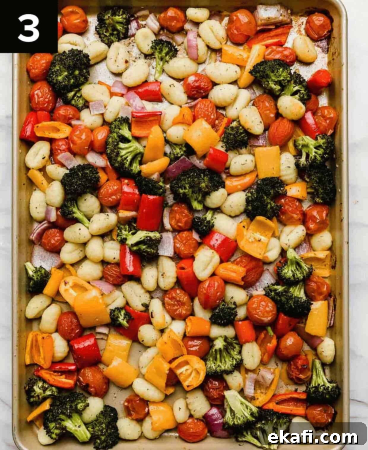 Νιόκι και Λαχανικά: Όλα σε Ένα Ταψί 6 Ψητά gnocchi και λαχανικά σε ένα ταψί.