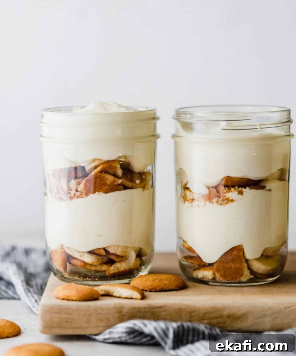 Η Πουτίγκα Μπανάνας της Μαγνόλια 2 Magnolia Bakery Banana Pudding σε βαζάκι μπροστά σε λευκό φόντο.
