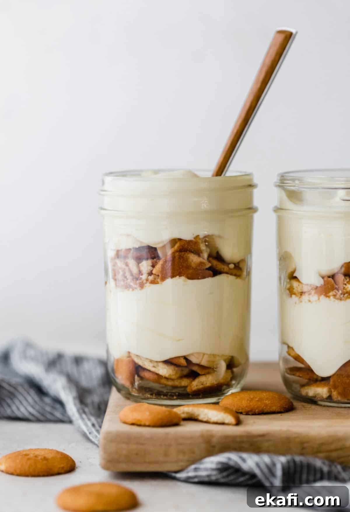 Η Πουτίγκα Μπανάνας της Μαγνόλια 7 Magnolia Bakery Banana Pudding σε βαζάκι μπροστά σε λευκό φόντο.