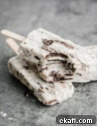 Παγωτάκια Μπισκότο-Κρέμα 8 Τρία παγωτά Cookies and Cream το ένα πάνω στο άλλο, με ένα δαγκωμένο το πάνω παγωτό.