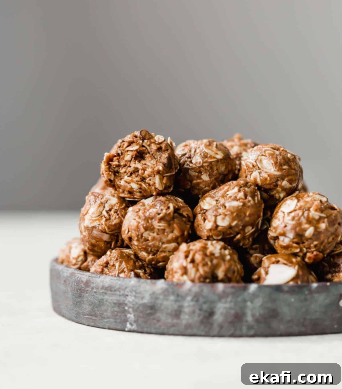 Μπάλες Πρωτεΐνης με Αμύγδαλο Joy 2 Almond Joy Protein Balls stacked on a black plate.