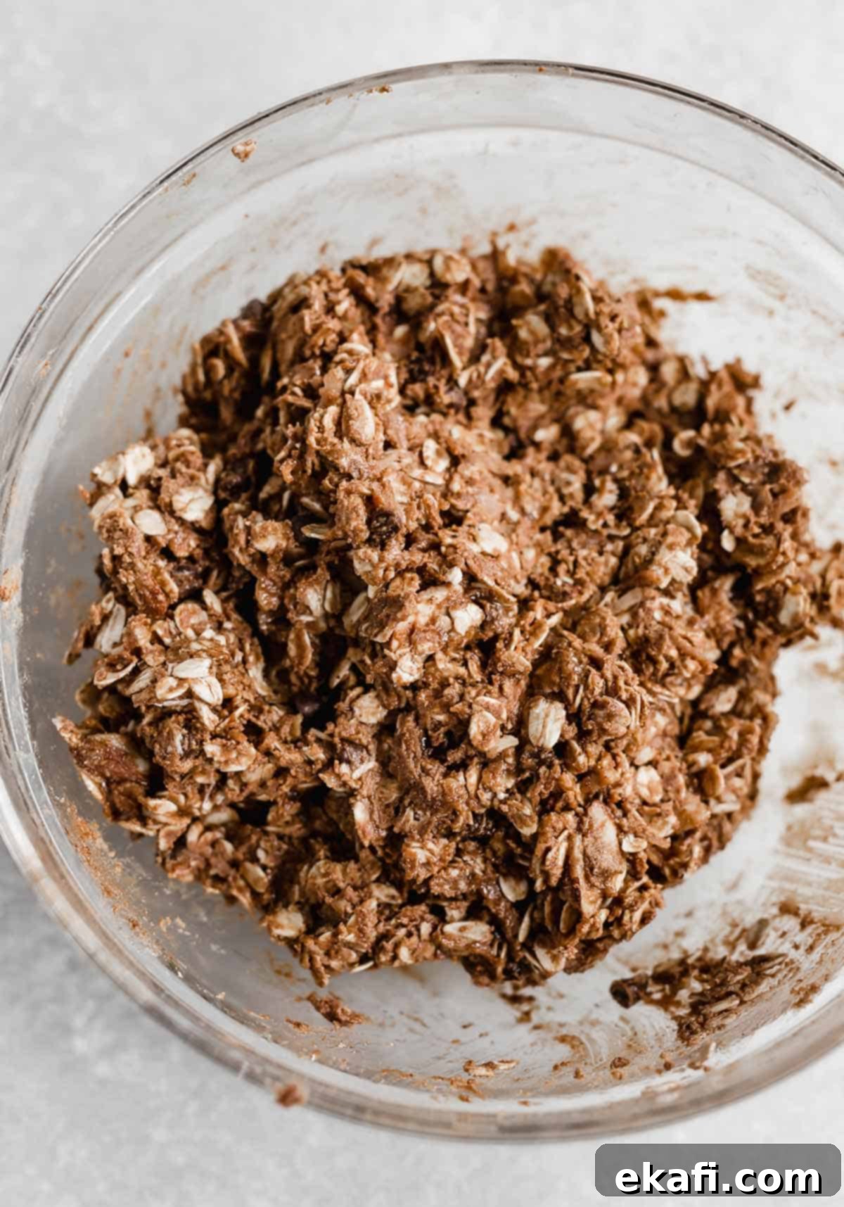Μπάλες Πρωτεΐνης με Αμύγδαλο Joy 5 A glass bowl with healthy almond joy bites mixture in it.