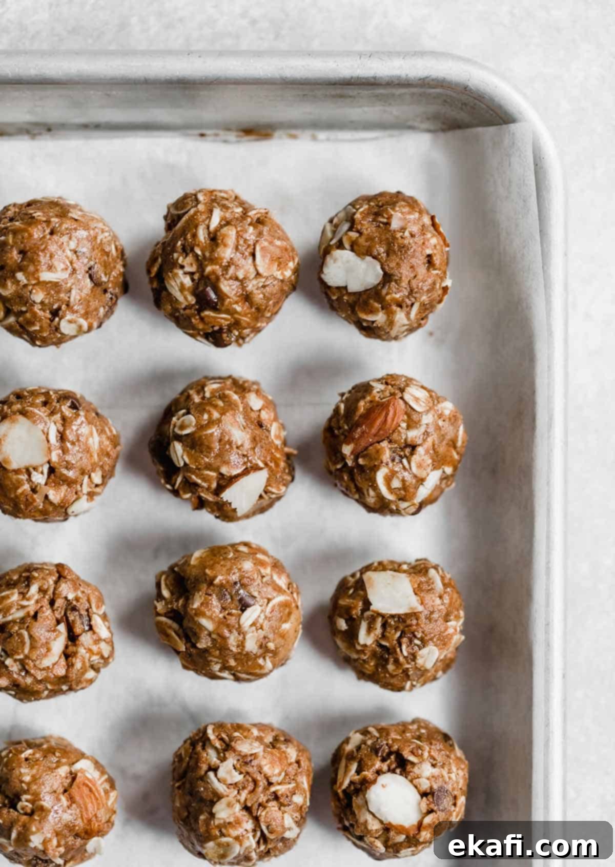 Μπάλες Πρωτεΐνης με Αμύγδαλο Joy 6 A baking sheet lined with healthy almond joy bites.