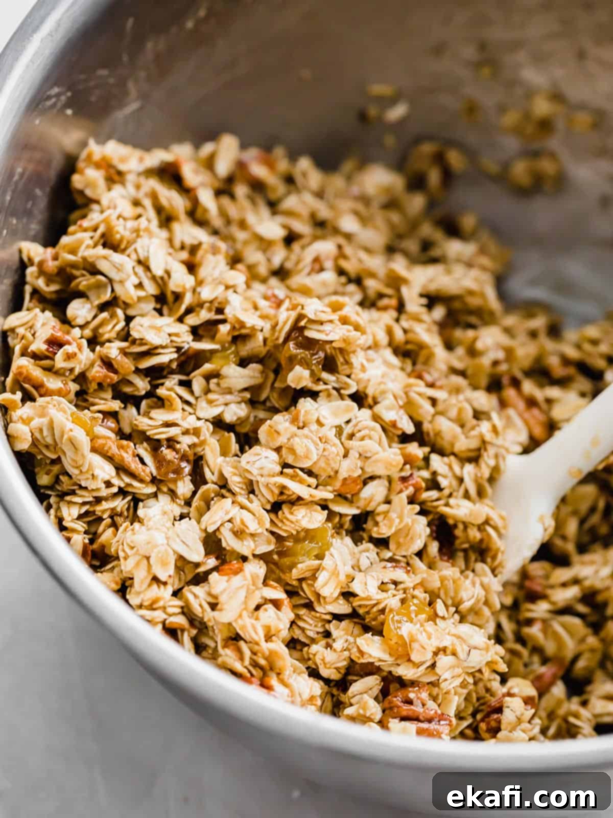 Μπάρες Γκρανόλα Βρώμης Σταφίδας 6 A silver bowl filled with an Oatmeal Raisin Granola Bars recipe mixture.
