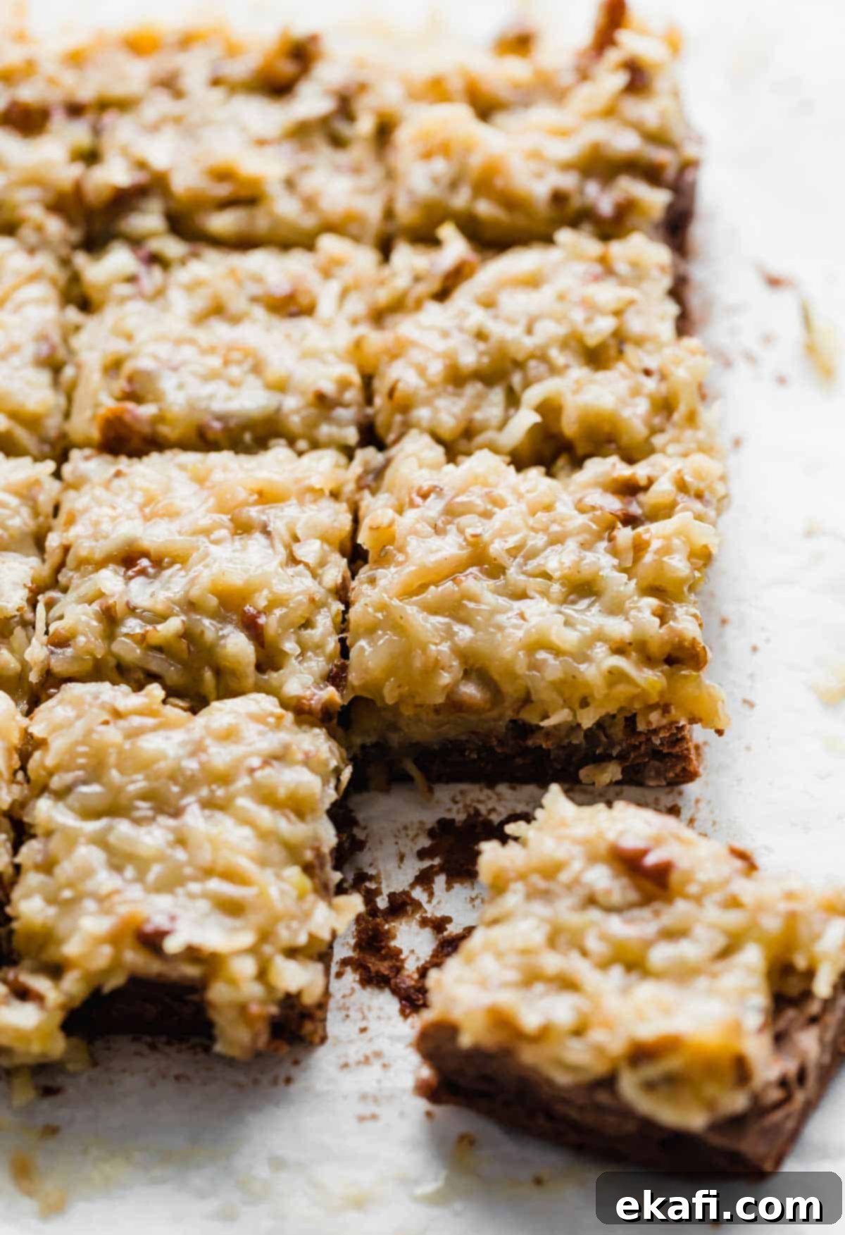 Μπράουνις Γερμανικής Σοκολάτας 2 German Chocolate Brownies με γλάσο καρύδας και πεκάν, σε λευκό φόντο.