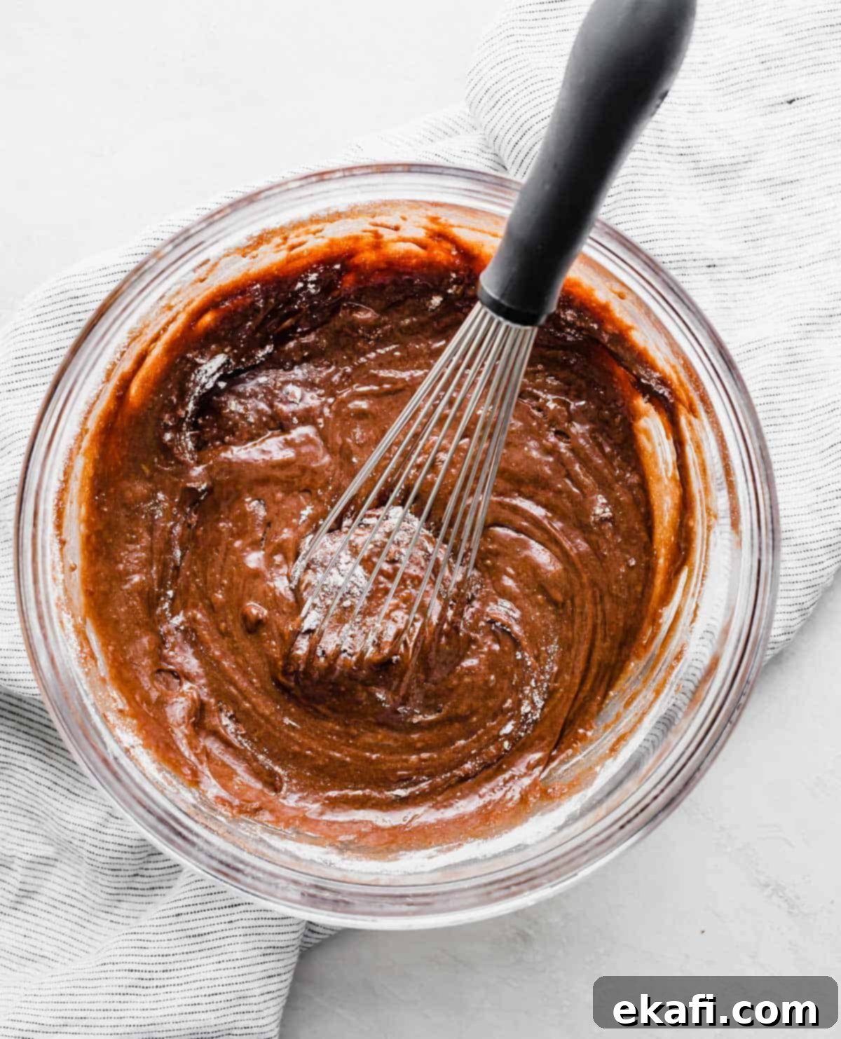 Μπράουνις Γερμανικής Σοκολάτας 4 Μείγμα German Chocolate Brownie σε γυάλινο μπολ σε λευκό φόντο.