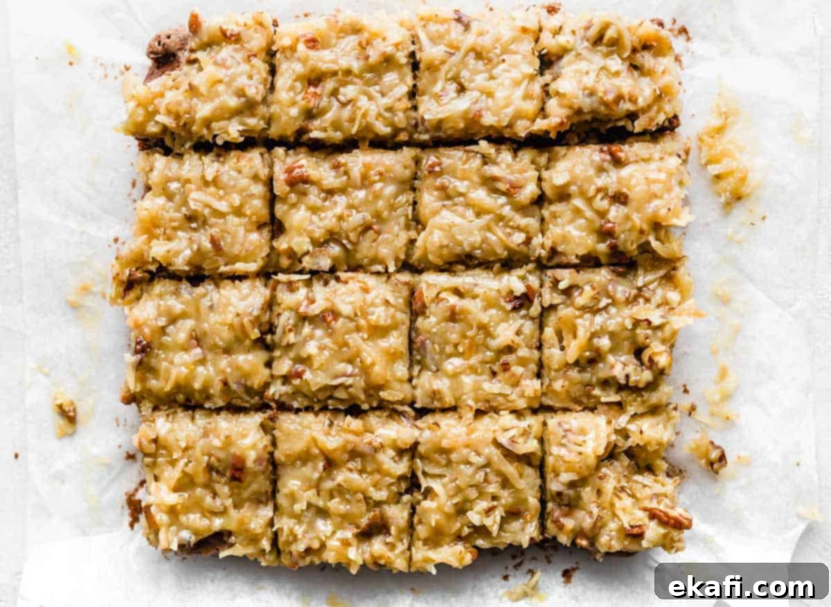 Μπράουνις Γερμανικής Σοκολάτας 6 German Chocolate Brownies με γλάσο καρύδας και πεκάν, κομμένα σε 16 τετράγωνα.