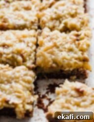 Μπράουνις Γερμανικής Σοκολάτας 8 German Chocolate Brownies σε λευκό φόντο, κομμένα σε τετράγωνα.