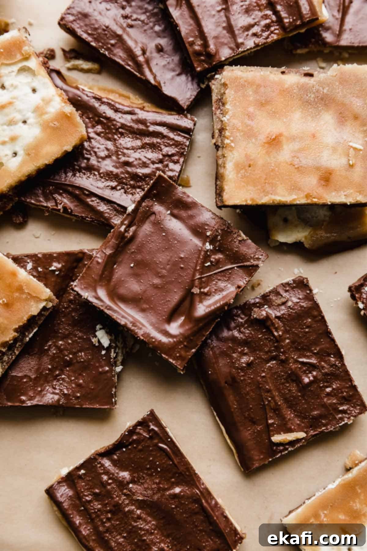 Χριστουγεννιάτικο Κόλλημα 2 Christmas Crack (ή καραμέλα κράκερ saltine) πάνω σε μπεζ αντικολλητικό χαρτί.