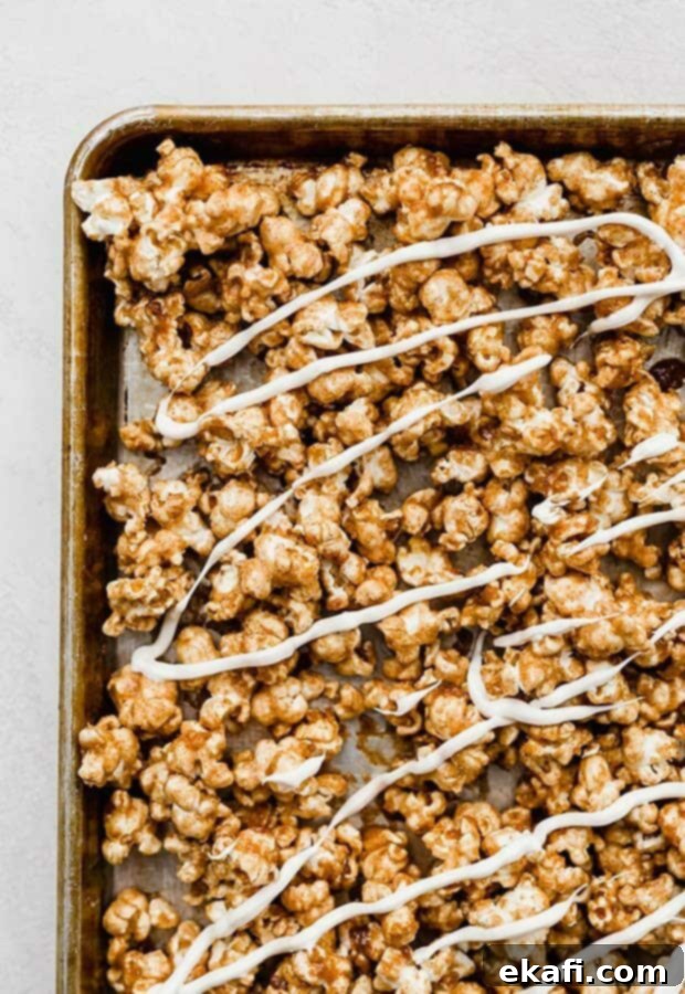 Ποπκόρν Κανελόψωμου 3 Ένα ταψί γεμάτο Popcorn Κανέλας με λευκή σοκολάτα από πάνω.