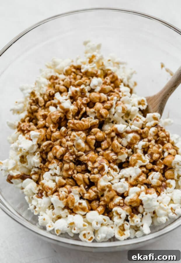 Ποπκόρν Κανελόψωμου 4 Ένα μεγάλο μπολ με popcorn και την καραμέλα κανέλας να χύνεται από πάνω.