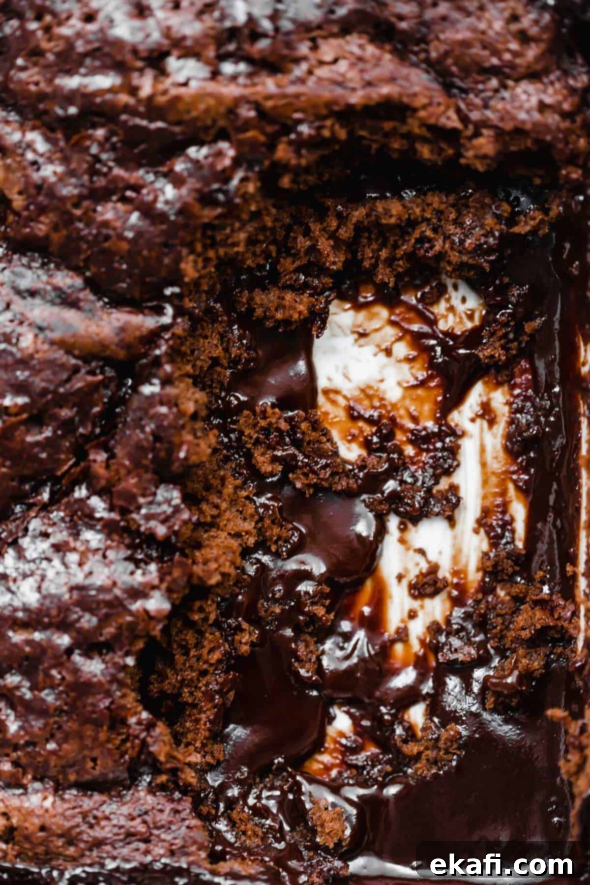 Κέικ με καυτή σοκολάτα 8 Κοντινή φωτογραφία Hot Fudge Cake βγαλμένο από ταψί, αφήνοντας πίσω ψίχουλα κέικ και ζεστή σάλτσα fudge.