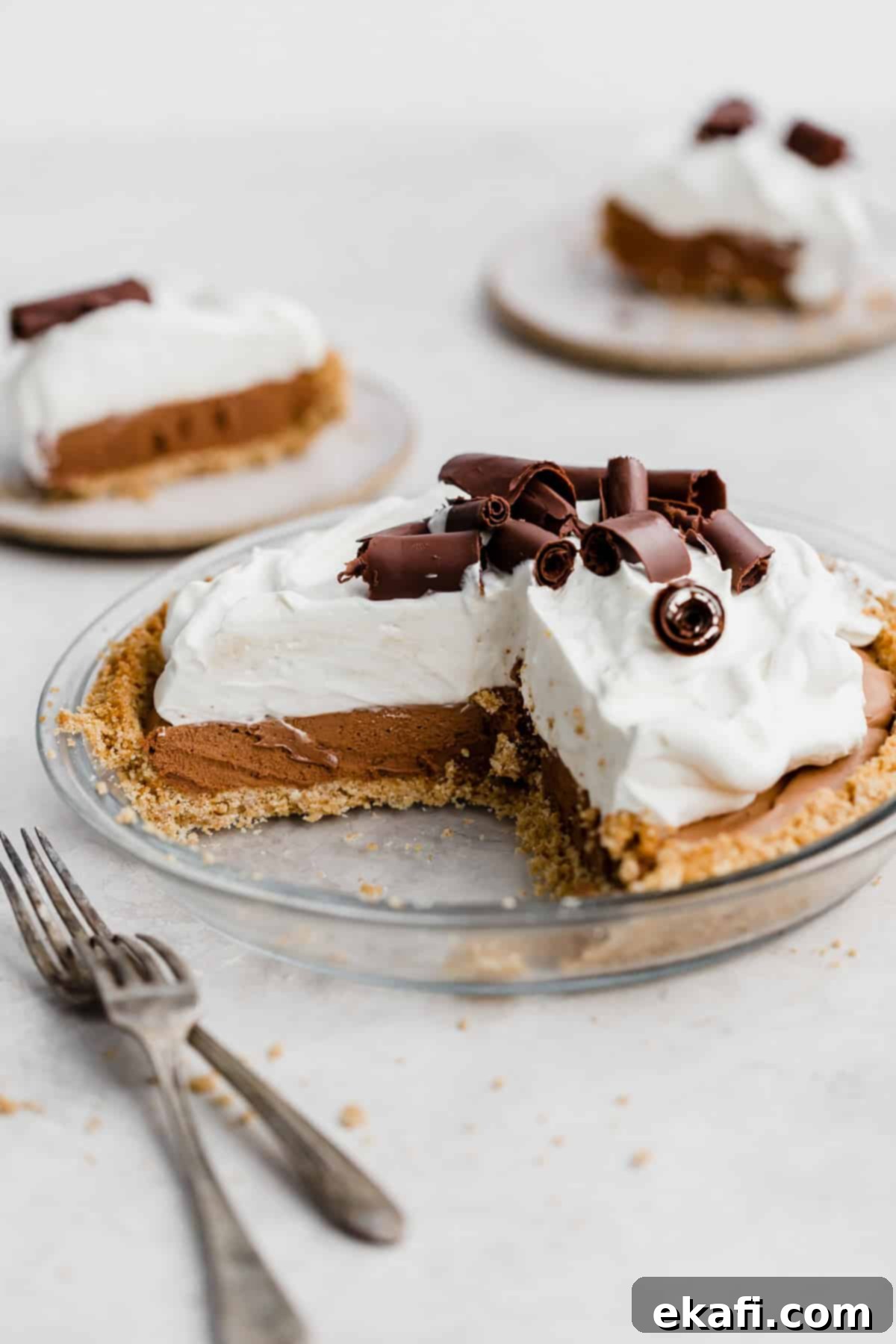 Γαλλική Μεταξένια Τάρτα 2 Μια French Silk Pie σε βάση από μπισκότα Graham, με σαντιγί και μεγάλες σοκολατένιες μπούκλες.
