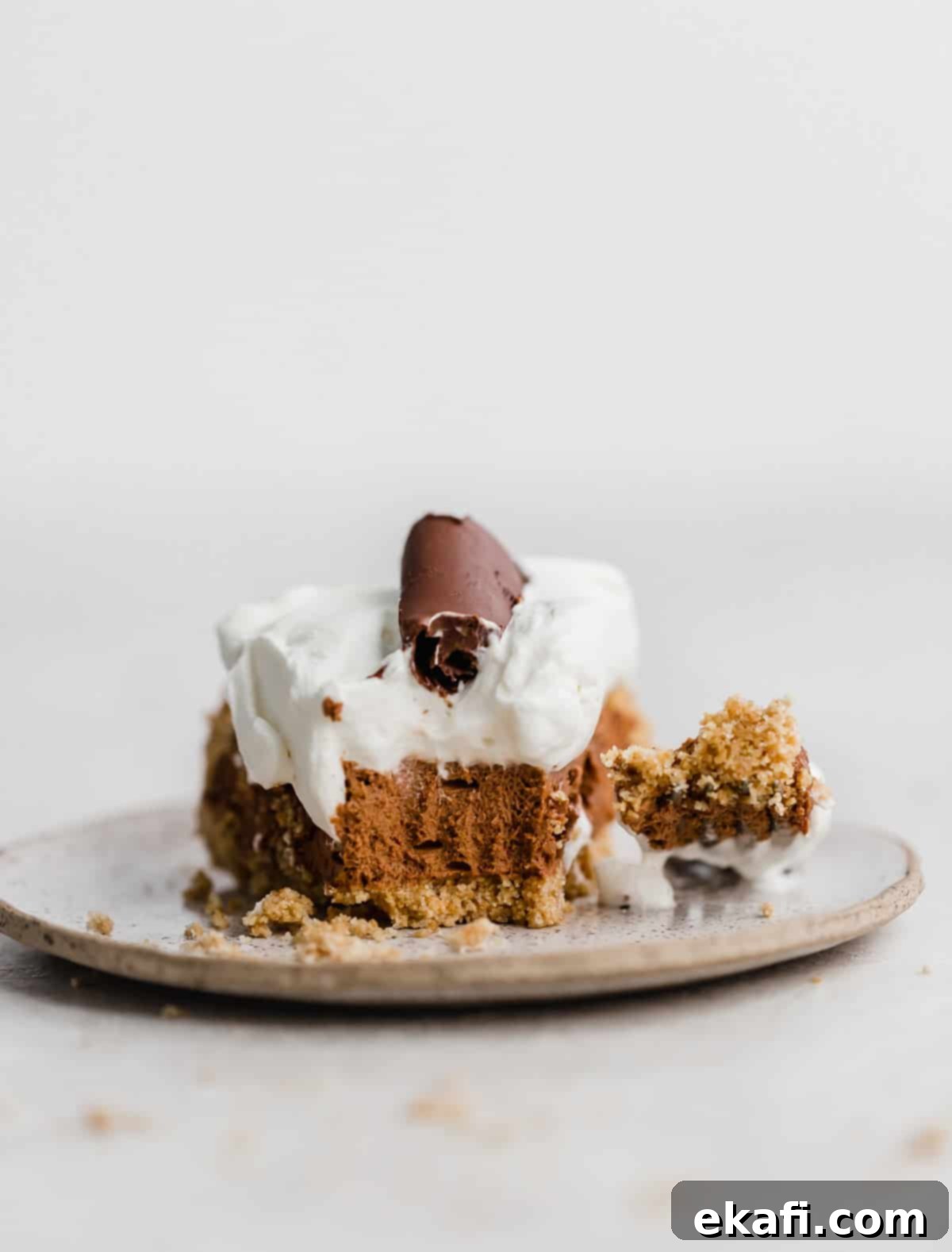 Γαλλική Μεταξένια Τάρτα 7 Μια φέτα French Silk Pie σε πιάτο, σε λευκό φόντο.