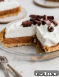 Γαλλική Μεταξένια Τάρτα 8 Μια French Silk Pie σε βάση από μπισκότα Graham με ένα κομμάτι αφαιρεμένο από την πίτα.