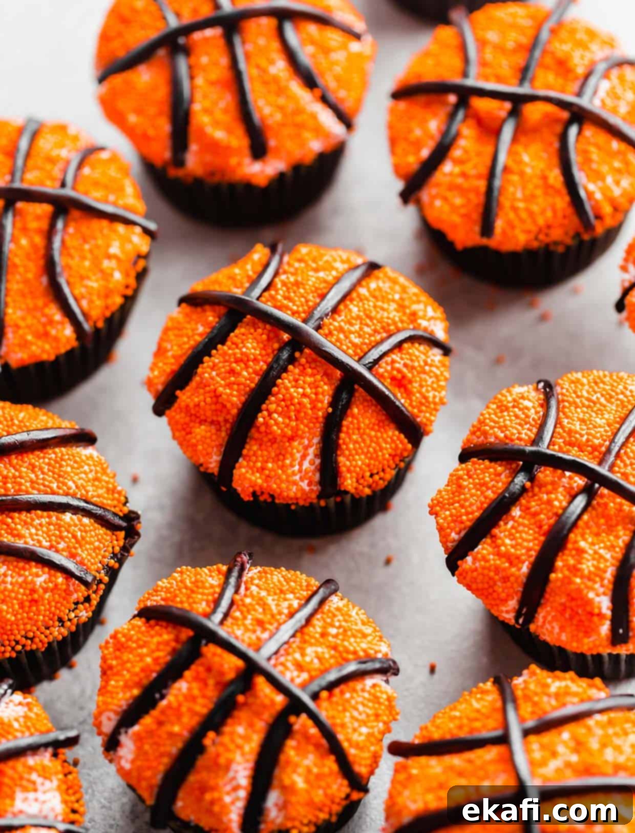 Μπασκετικά Κάπκεϊκς 2 Cupcakes Μπάσκετ διακοσμημένα με μικρά πορτοκαλί σπρέντλς και μαύρα κορδόνια γλυκόριζας.