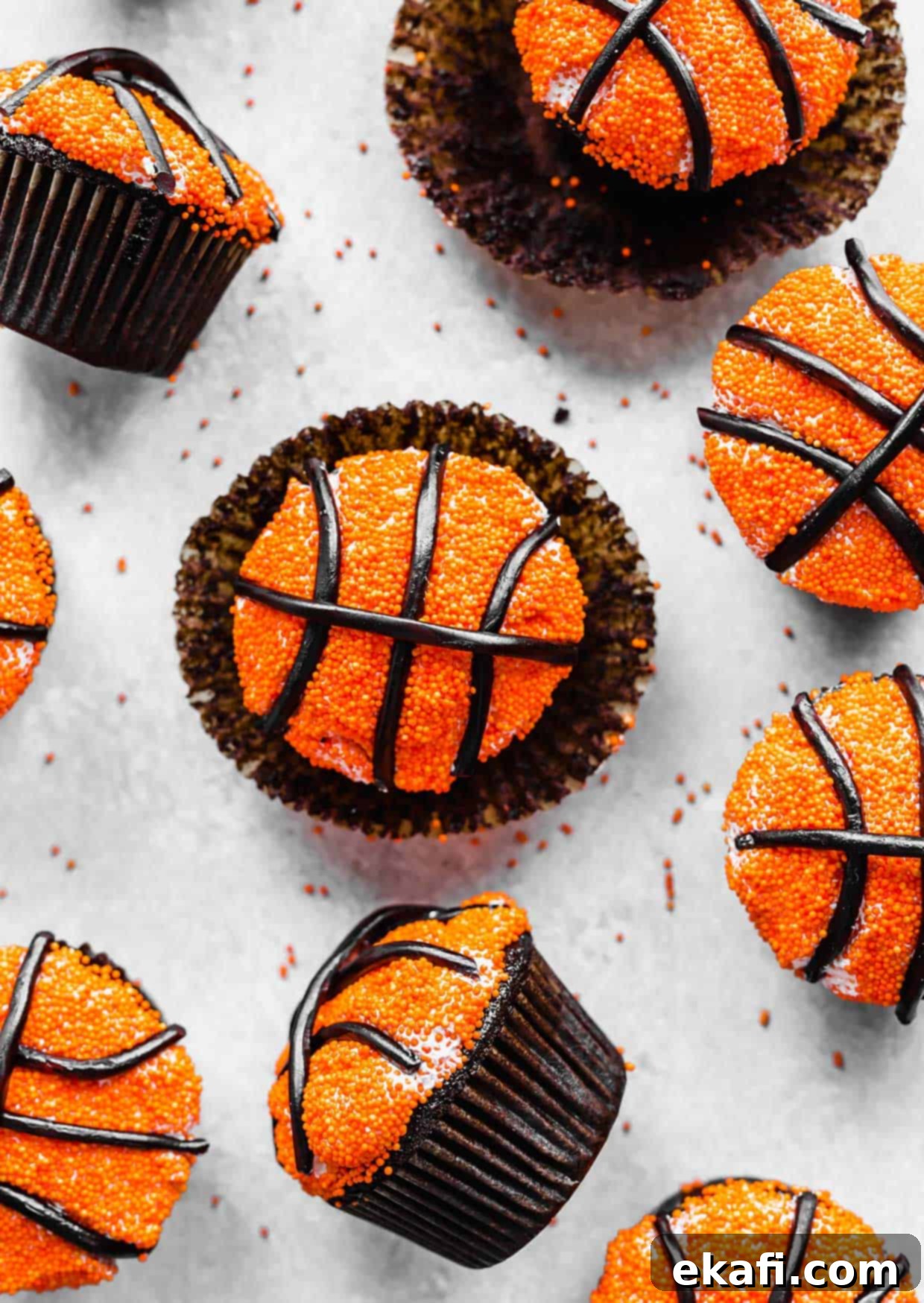 Μπασκετικά Κάπκεϊκς 6 Cupcakes Μπάσκετ σε γκρι φόντο.