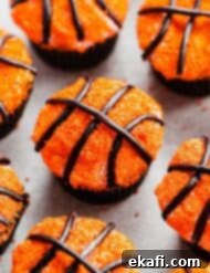 Μπασκετικά Κάπκεϊκς 7 Cupcakes Μπάσκετ διακοσμημένα με πορτοκαλί σπρέντλς και μαύρα κορδόνια γλυκόριζας.