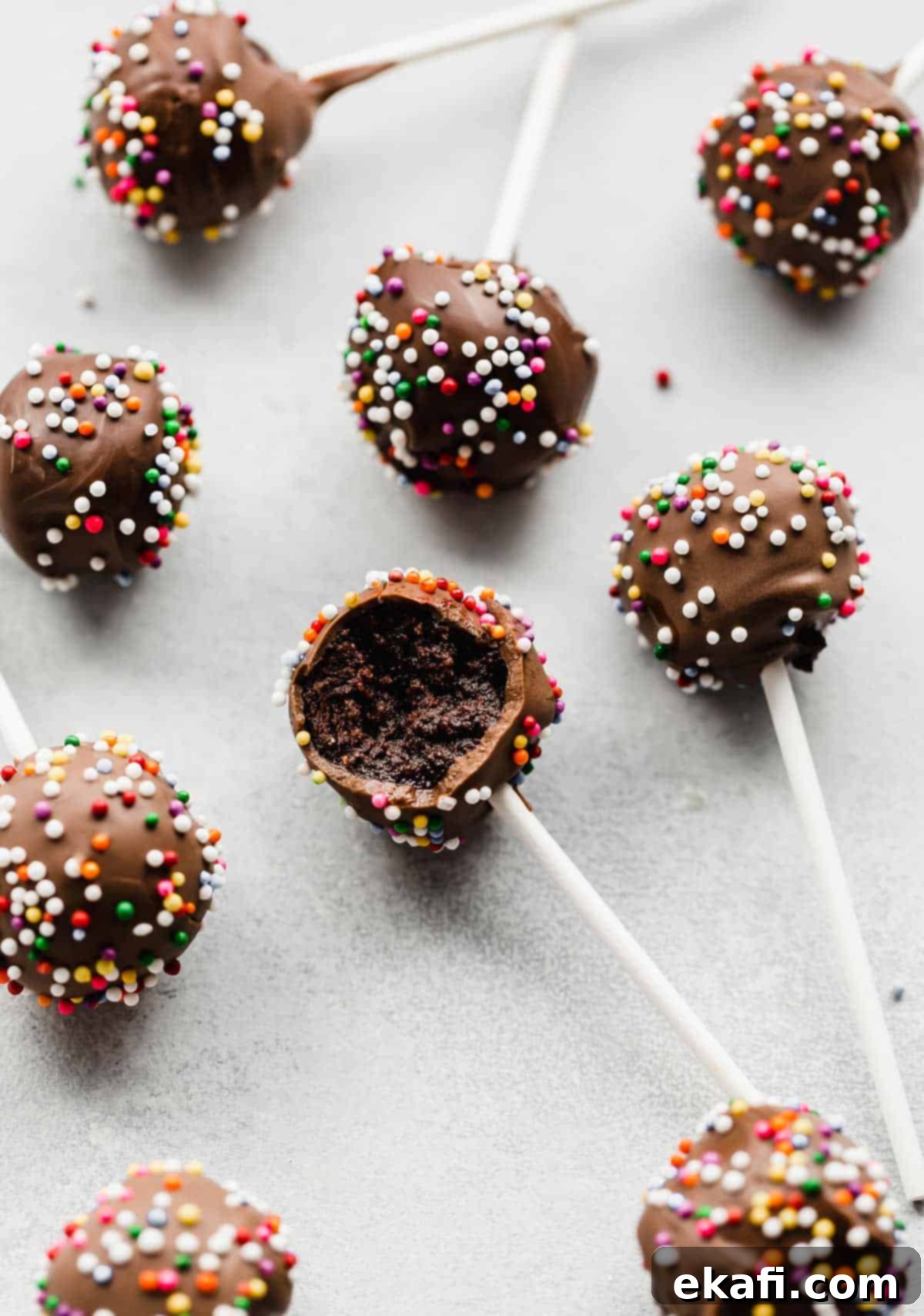 Κεκάκια Ποπ Σοκολάτας 8 Σοκολατένια Cake Pops καλυμμένα με τρούφα σε λευκό φόντο.