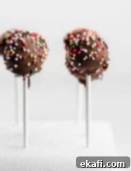 Κεκάκια Ποπ Σοκολάτας 9 Σοκολατένια Cake Pops καλυμμένα με πολύχρωμη τρούφα σε λευκό φόντο.