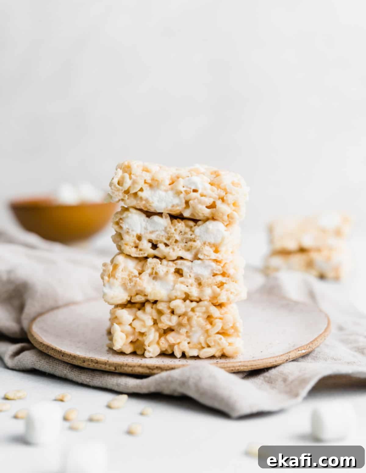 Ρυζοκροκέτες 2 Μια στοίβα Rice Krispies Treats σε λευκό φόντο.