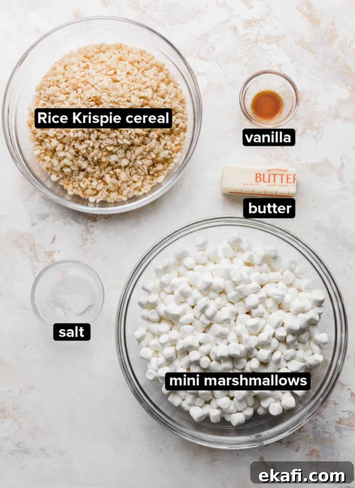 Ρυζοκροκέτες 3 Συστατικά Rice Krispies Treats σε γυάλινες μπολ σε λευκό φόντο.