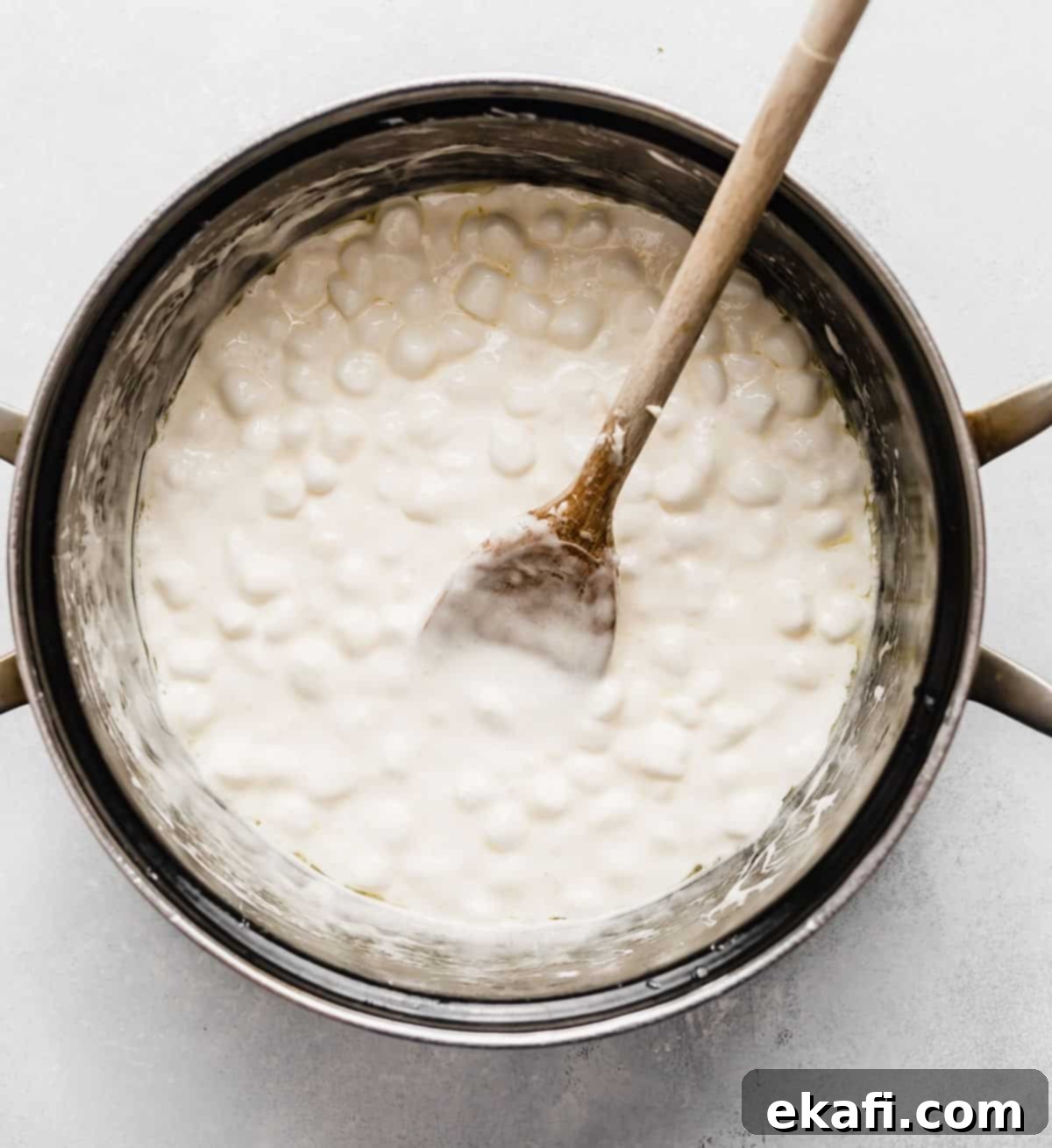 Ρυζοκροκέτες 4 Λιωμένα μίνι marshmallows σε μια μεγάλη κατσαρόλα.