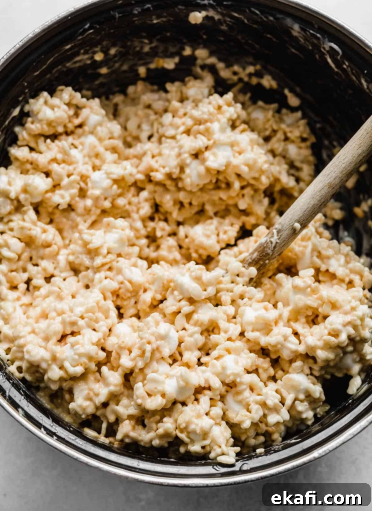 Ρυζοκροκέτες 8 Κολλώδες μείγμα Rice Krispies Treats σε μια κατσαρόλα.