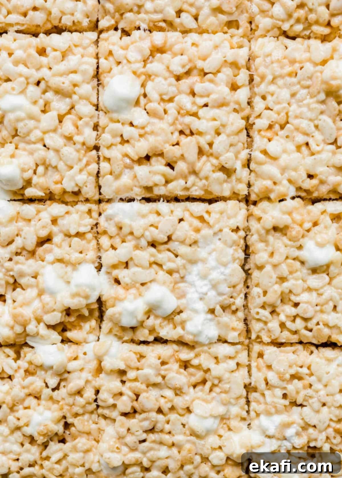 Ρυζοκροκέτες 10 Κοντινή φωτογραφία από Rice Krispies Treats κομμένα σε τετράγωνα.