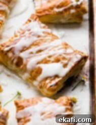 Σπιτικά Στρούντελ 11 Ένα σπιτικό Toaster Strudel φτιαγμένο με σφολιάτα και γαρνιρισμένο με λευκό γλάσο.