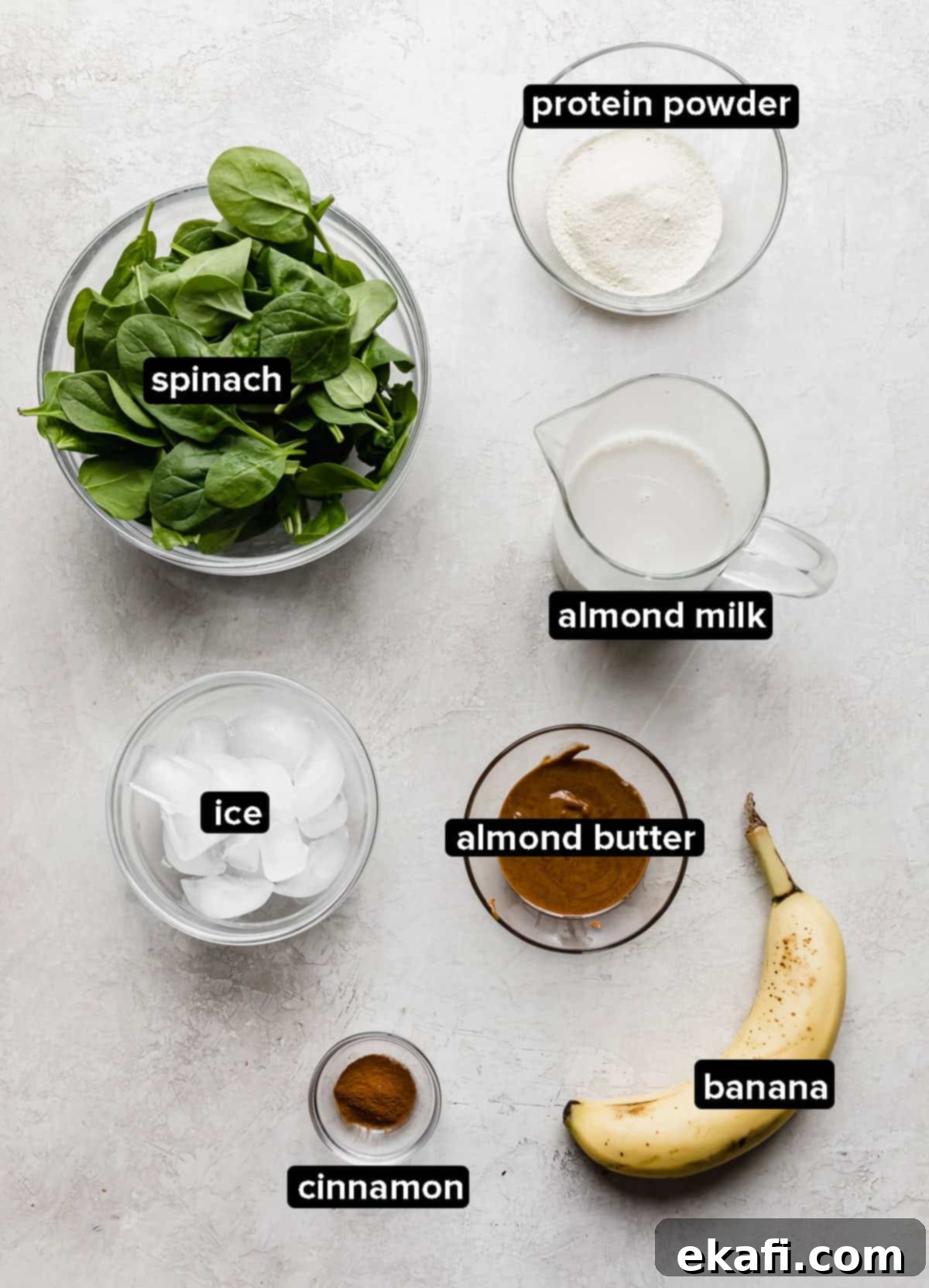 Πράσινο Πρωτεϊνούχο Smoothie 3 Συστατικά για Πράσινο Smoothie Πρωτεΐνης σε γκρι φόντο.