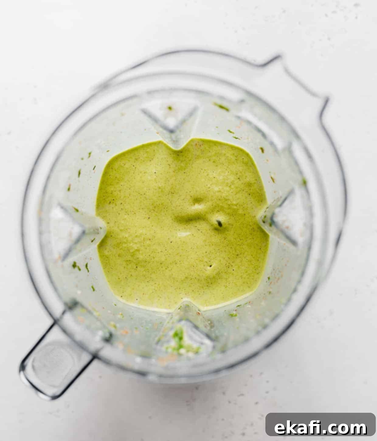Πράσινο Πρωτεϊνούχο Smoothie 6 Ένα πουρέ υγιεινού πράσινου smoothie σε μπλέντερ.
