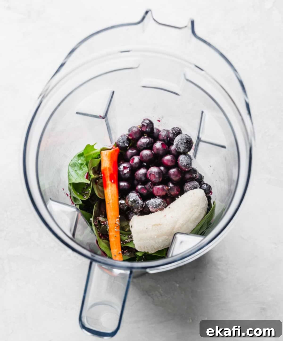 Ασάι Σμούθι 4 Συστατικά Acai Smoothie σε μπλέντερ.