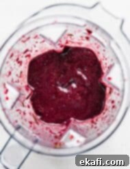 Ασάι Σμούθι 8 Φωτογραφία από πάνω ενός Acai Smoothie σε μπλέντερ σε λευκό φόντο.