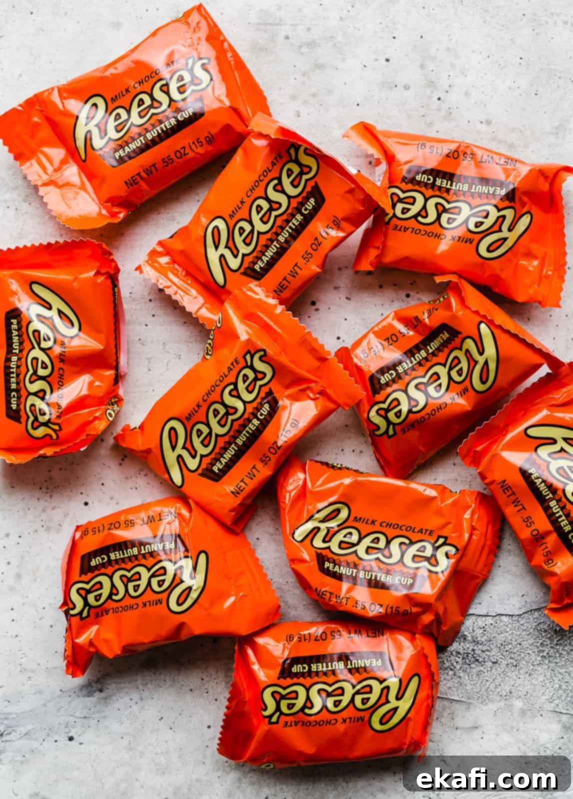 Ρις Στροβιλισμός 3 Reese's Peanut Butter Cups στην αυθεντική τους πορτοκαλί συσκευασία, μπροστά από λευκό φόντο.