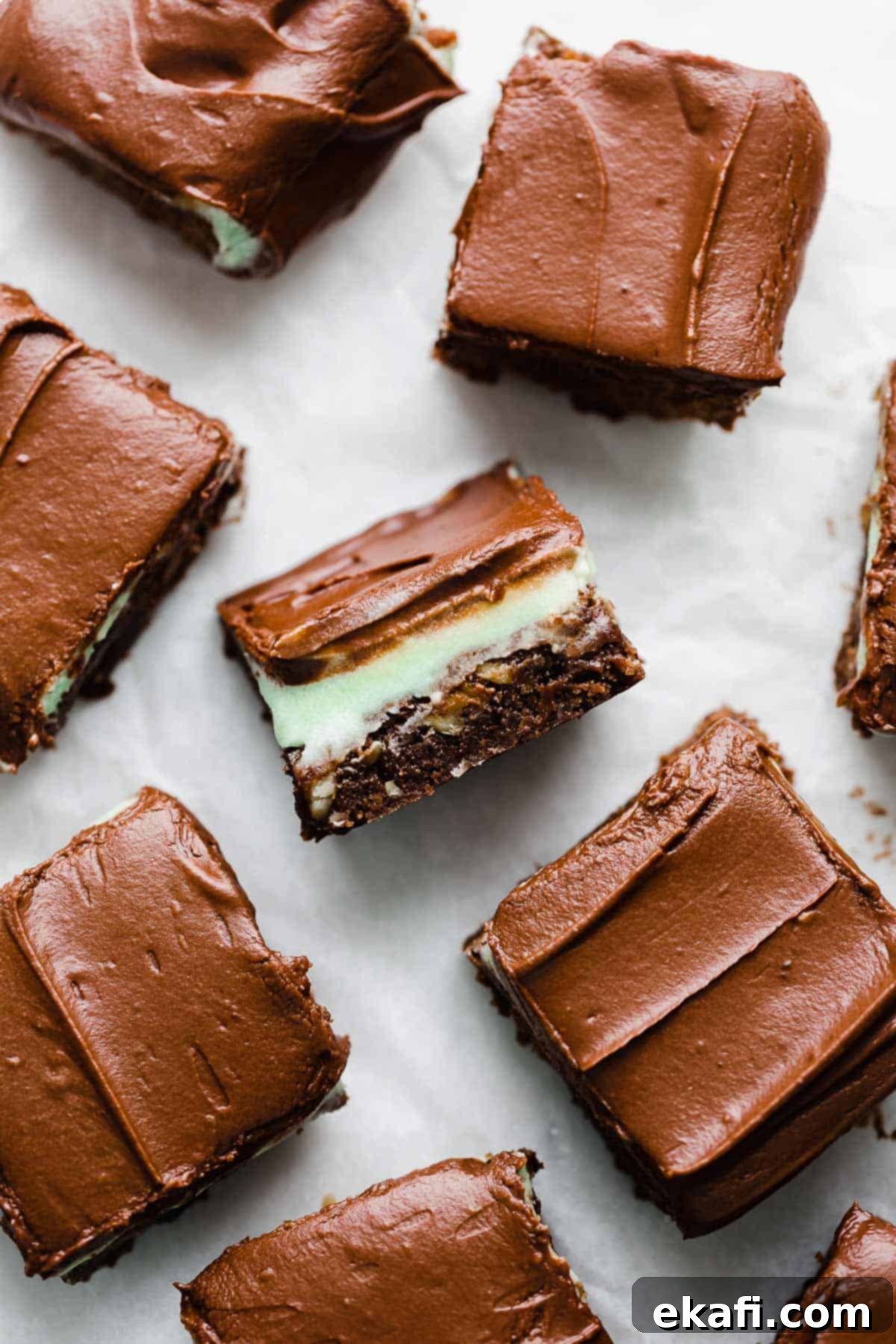 BYU Μπράουνις Μέντας 2 BYU Mint Brownies σε λευκό λαδόκολλα, έτοιμα για σερβίρισμα.