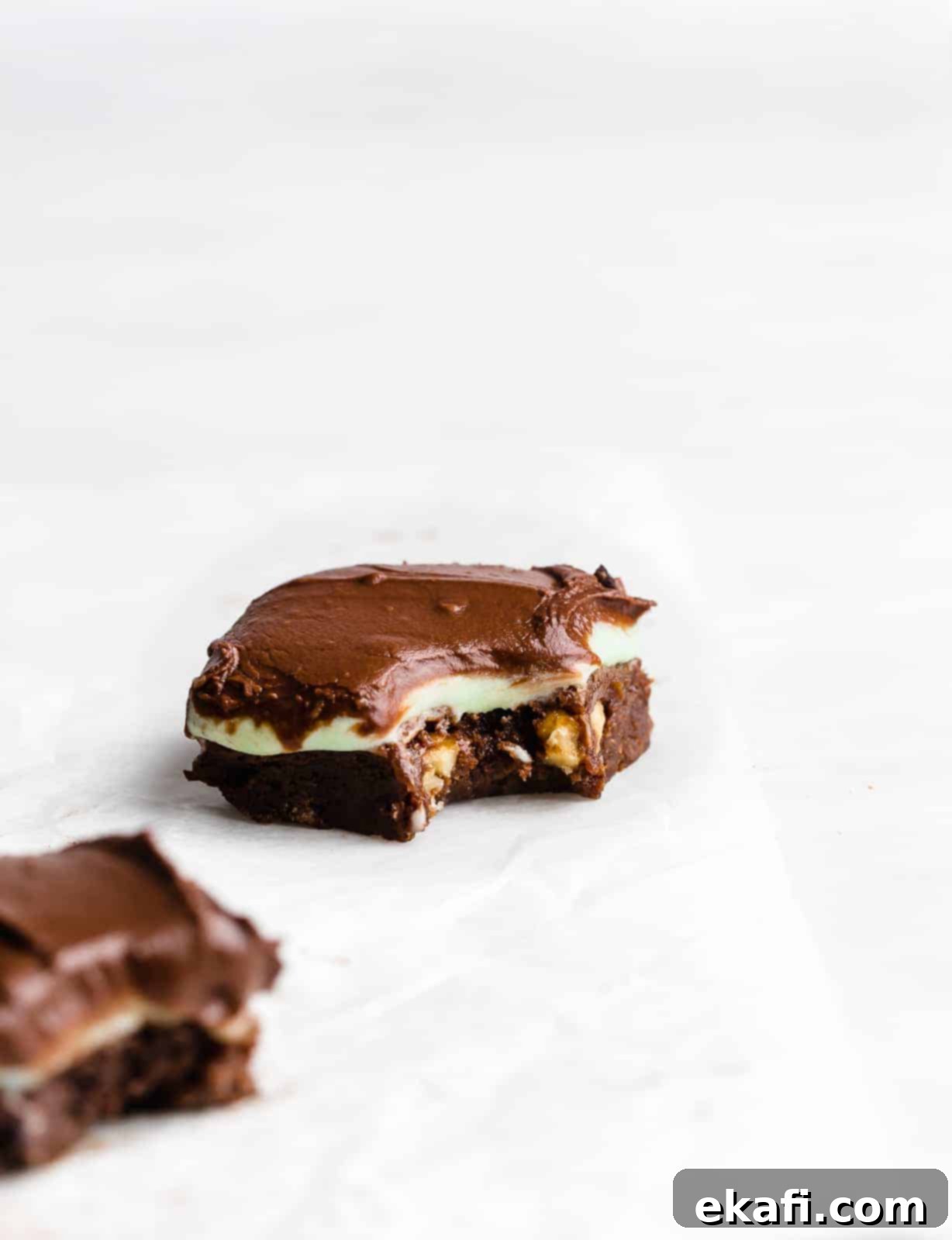 BYU Μπράουνις Μέντας 8 Ένα brownie καλυμμένο με γλάσο μέντας και σοκολάτας σε λευκό φόντο.