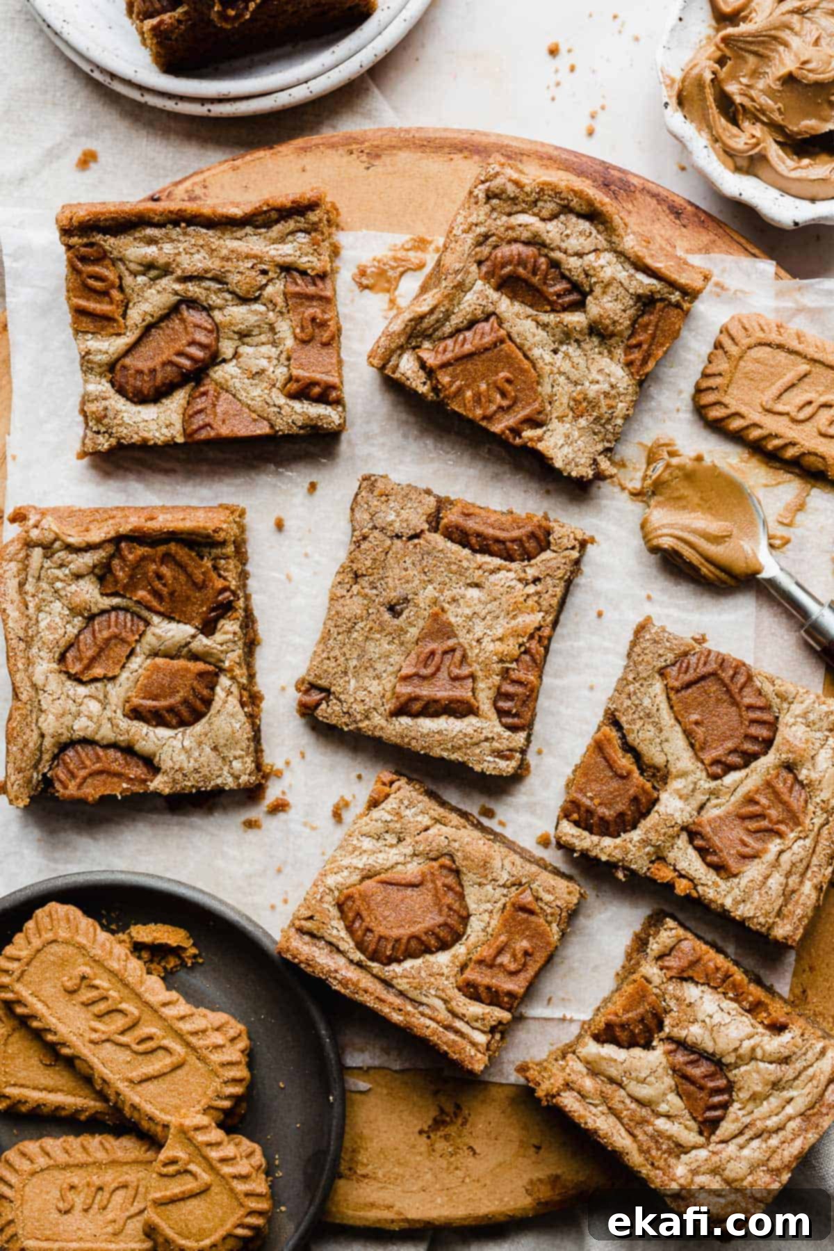 Μπράουνις Λωτού 2 Biscoff Brownies topped with broken Biscoff cookie chunks.