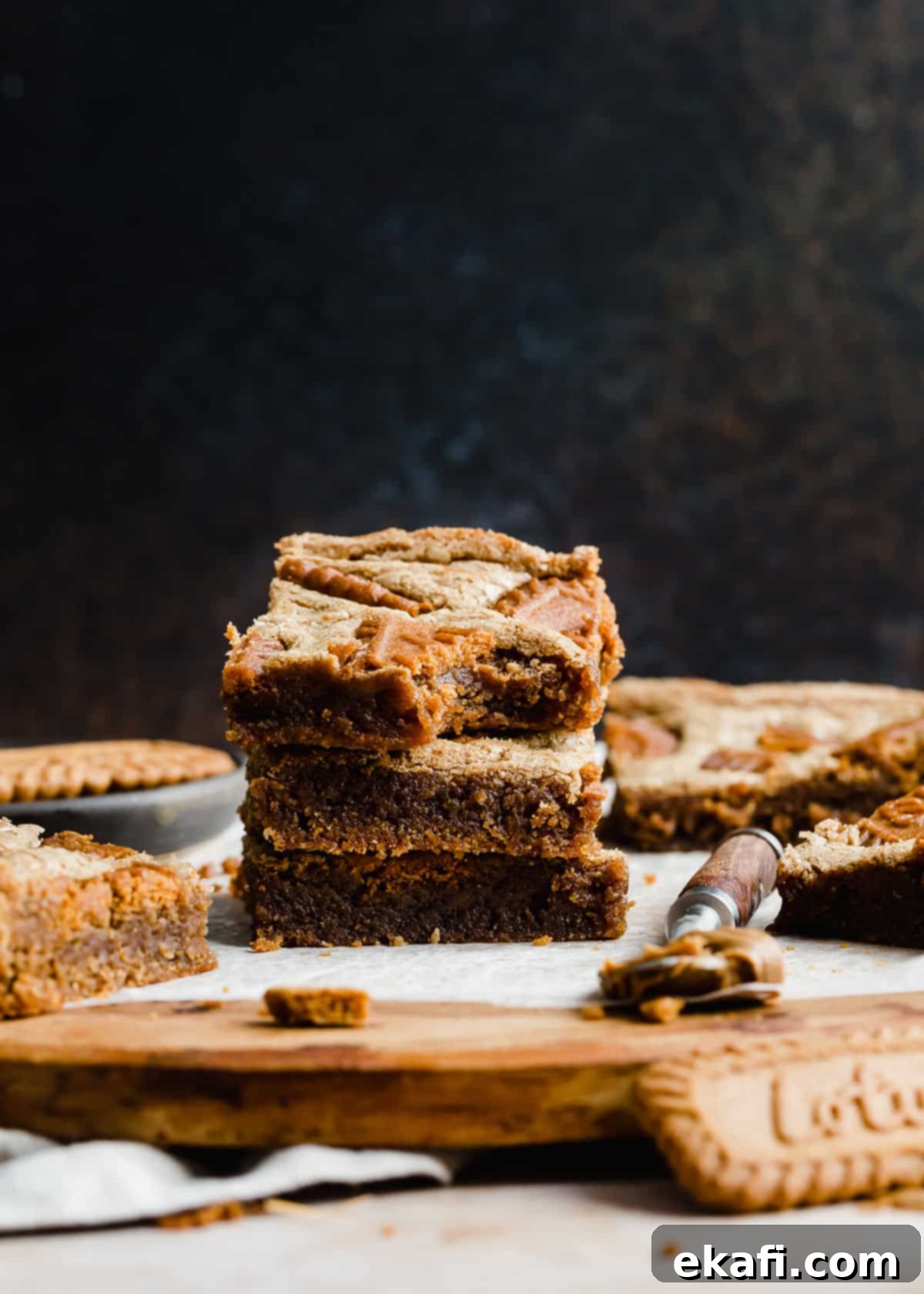 Μπράουνις Λωτού 8 Three Biscoff Brownies stacked on top of each other in front of a black background.