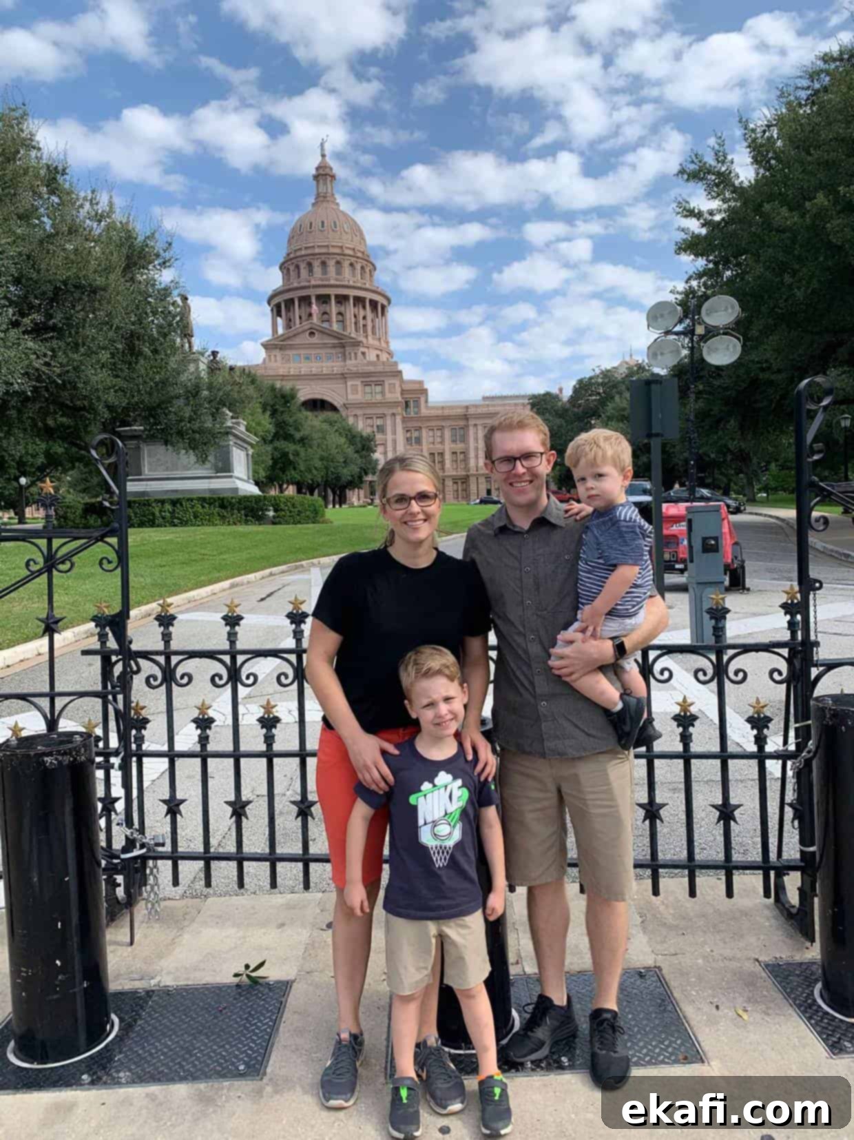 Γλυκύτερη Τετάρτη 32 1 A family standing in front of the Austin Texas capitol.