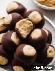 Μάτια φυστικοβούτυρου 8 Μια σπιτική μπάλα Buckeye με ένα δάγκωμα.