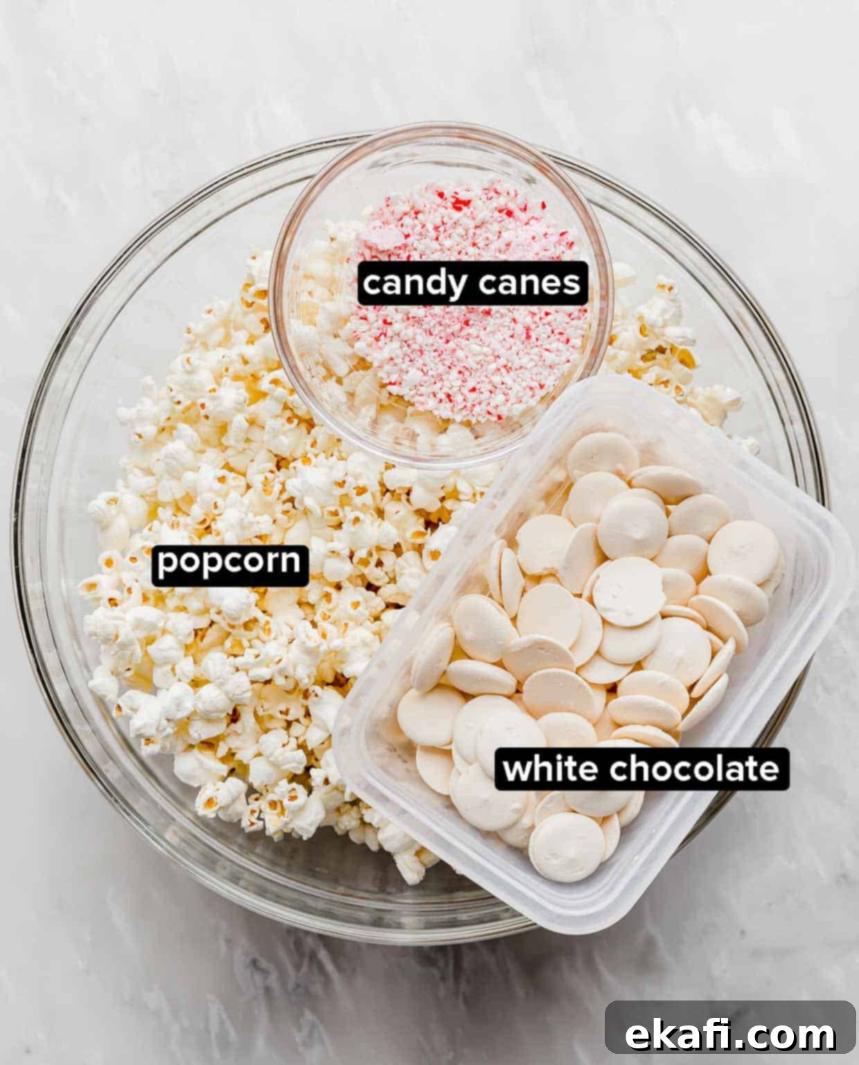 Ζαχαρομπαστουνένιο Ποπ κορν 3 Υλικά για Candy Cane Popcorn σε λευκό φόντο: ποπ κορν, θρυμματισμένα candy canes και λευκή σοκολάτα.