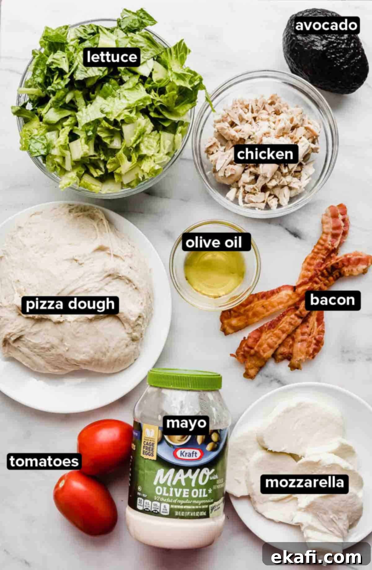 CPK Καλιφόρνια Κλαμπ Πίτσα 3 Συστατικά για CPK Club Pizza σε λευκό φόντο: ζύμη πίτσας, μπέικον, ντομάτες, μαγιονέζα, μοτσαρέλα, μαρούλι, κοτόπουλο και αβοκάντο.