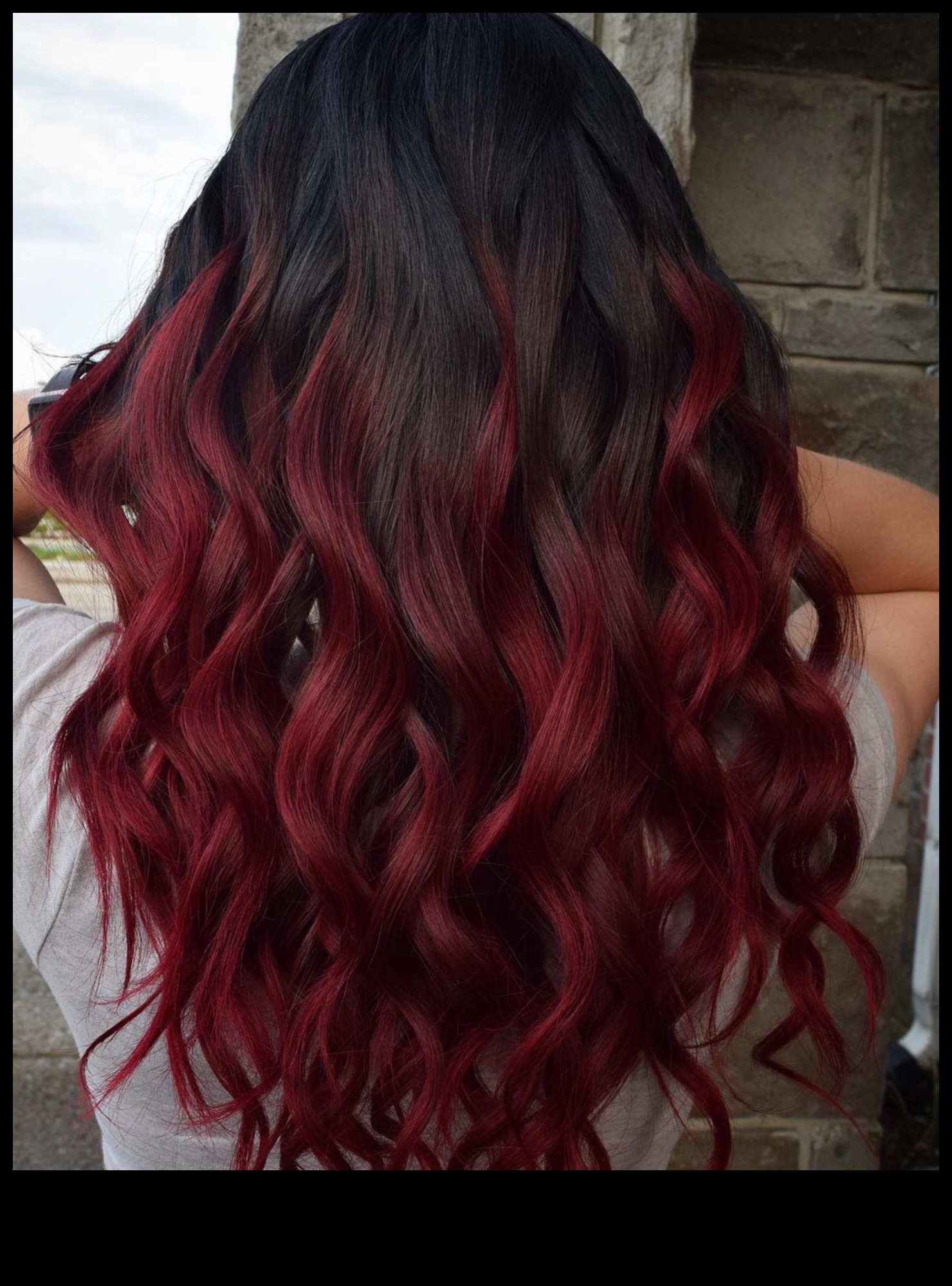 Red Velvet Dreams: Απολαυστικά χτενίσματα με κόκκινο και καστανόξανθο χρώμα για βελούδινη εμφάνιση